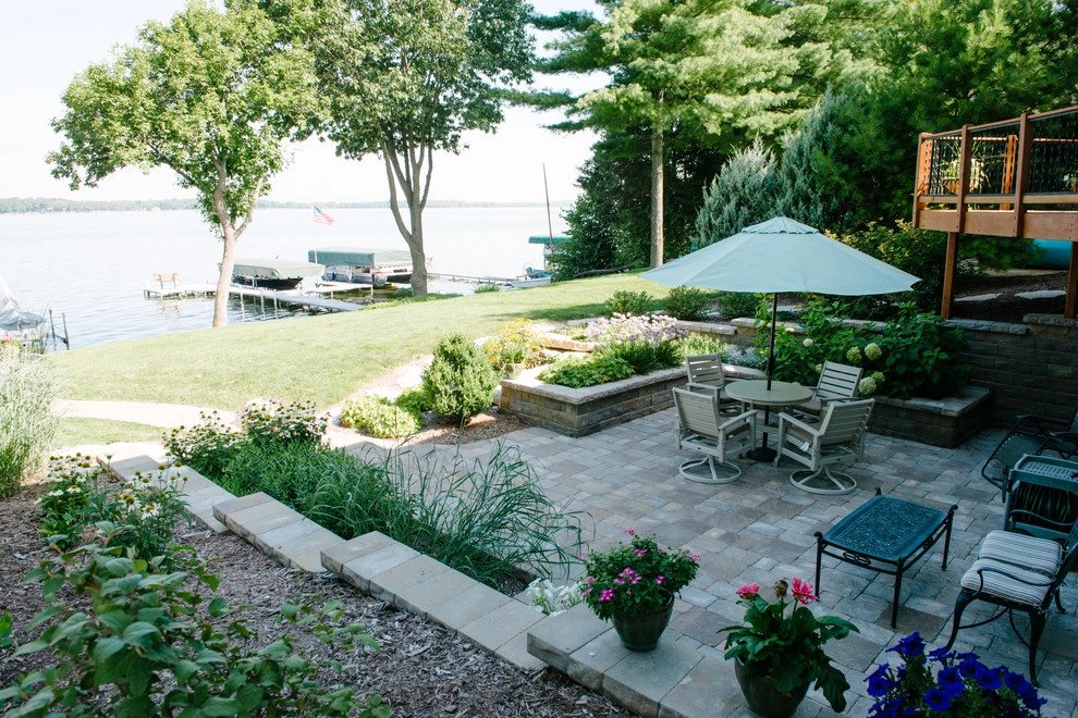 Lakeshore Residence by Avant Gardening & Landscaping Inc - Photo 2