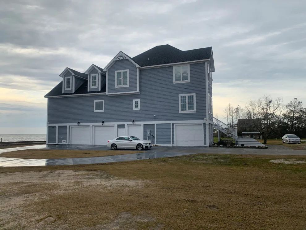 Luxury residence by Coastal Heritage Construction And Realty - Photo 2
