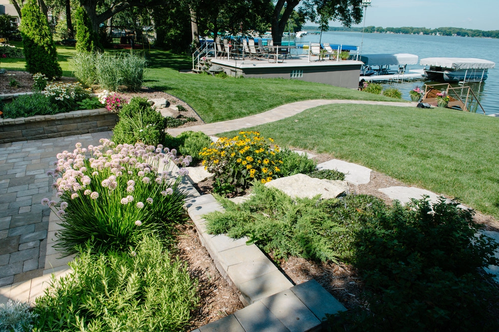 Lakeshore Residence by Avant Gardening & Landscaping Inc - Photo 6