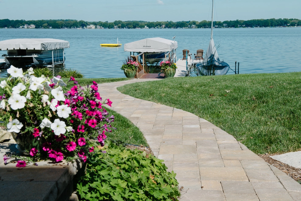 Lakeshore Residence by Avant Gardening & Landscaping Inc - Photo 7