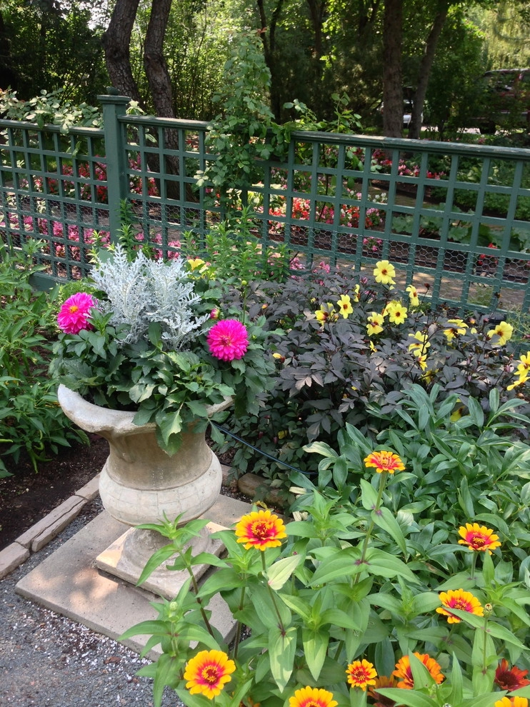 Utilizing Containers by B. Gardening Landscape Design - Photo 2