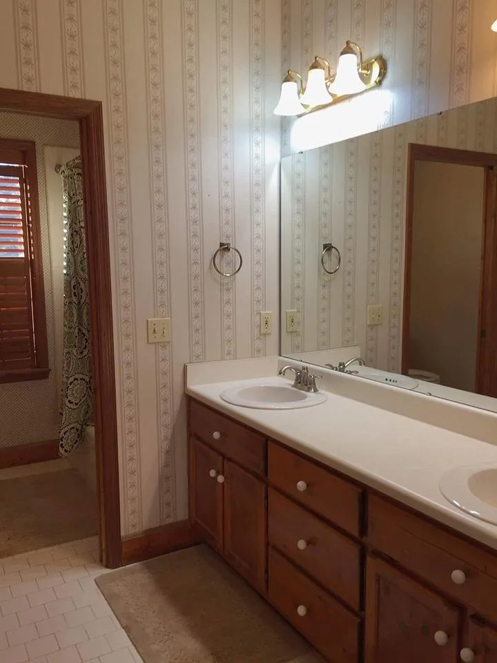 Dellaporta Primary Bathroom Renovation by Avant & Avant Construction Inc - Photo 8