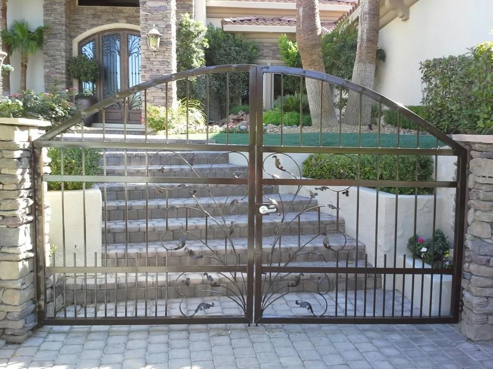 Divine About The Fence - Photo 4