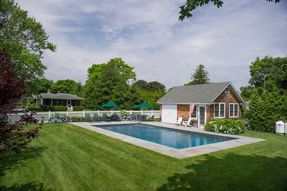 Traditional In-ground Pool by The León Group, LLC - Photo 2