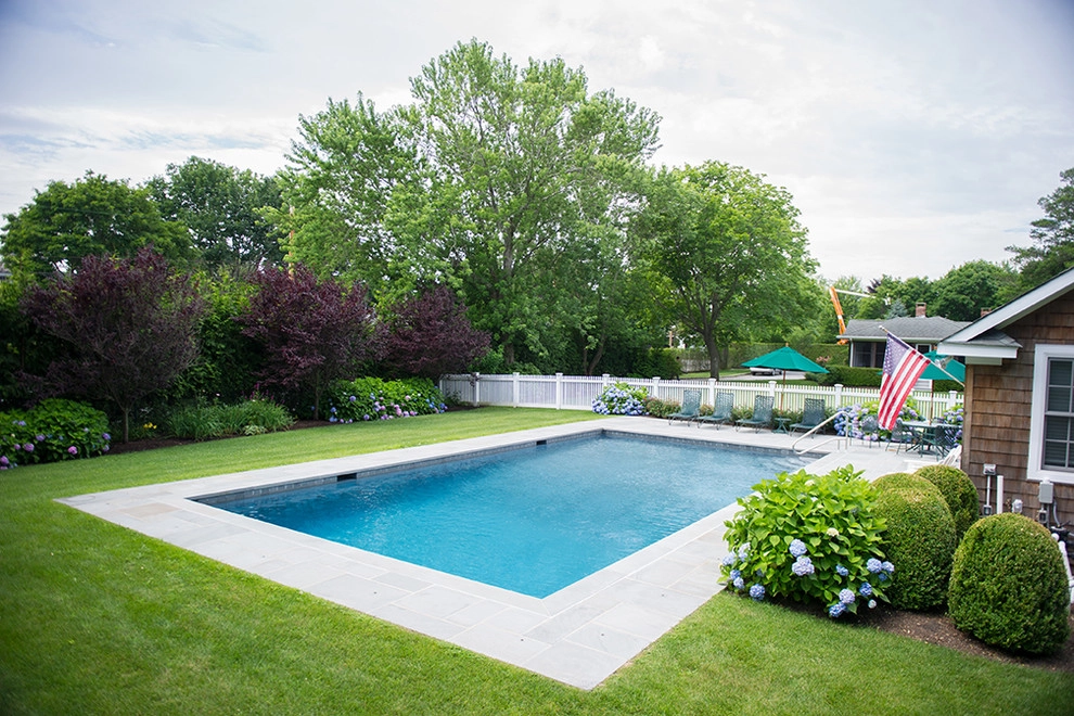 Traditional In-ground Pool by The León Group, LLC - Photo 3