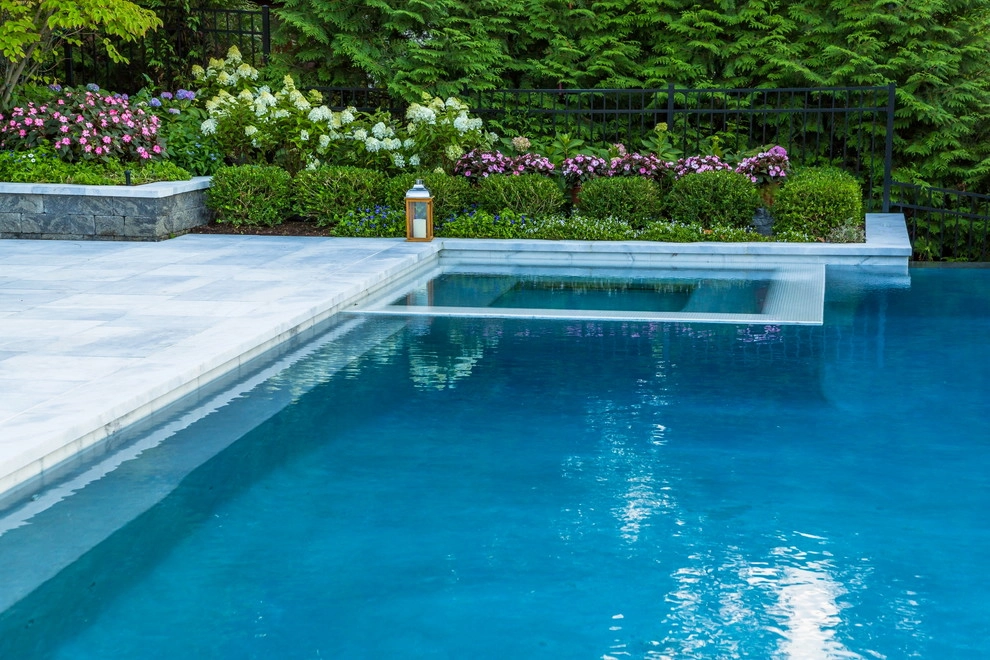 Vanishing edge swimming pool by Thomas Flint Landscape Design & Development - Photo 7