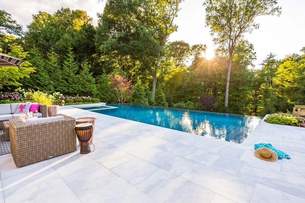 Vanishing edge swimming pool by Thomas Flint Landscape Design & Development - Photo 8