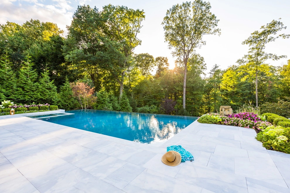 Vanishing edge swimming pool by Thomas Flint Landscape Design & Development - Photo 9
