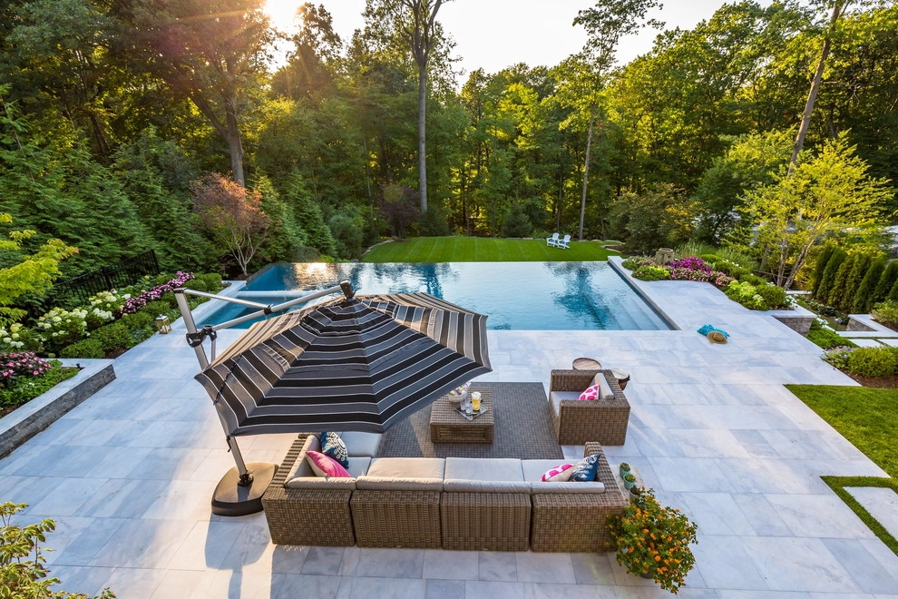 Vanishing edge swimming pool by Thomas Flint Landscape Design & Development - Photo 11