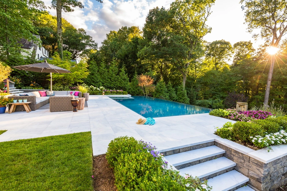 Vanishing edge swimming pool by Thomas Flint Landscape Design & Development - Photo 2