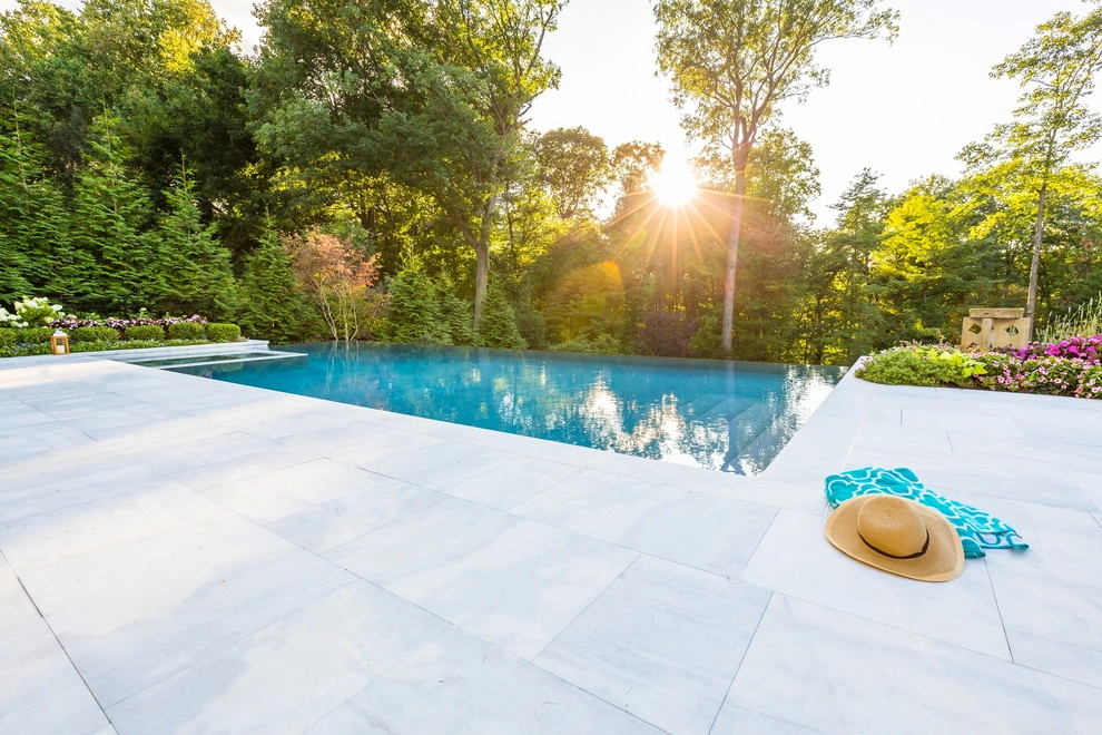 Vanishing edge swimming pool by Thomas Flint Landscape Design & Development - Photo 12