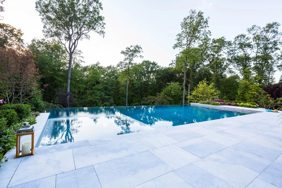 Vanishing edge swimming pool by Thomas Flint Landscape Design & Development - Photo 3