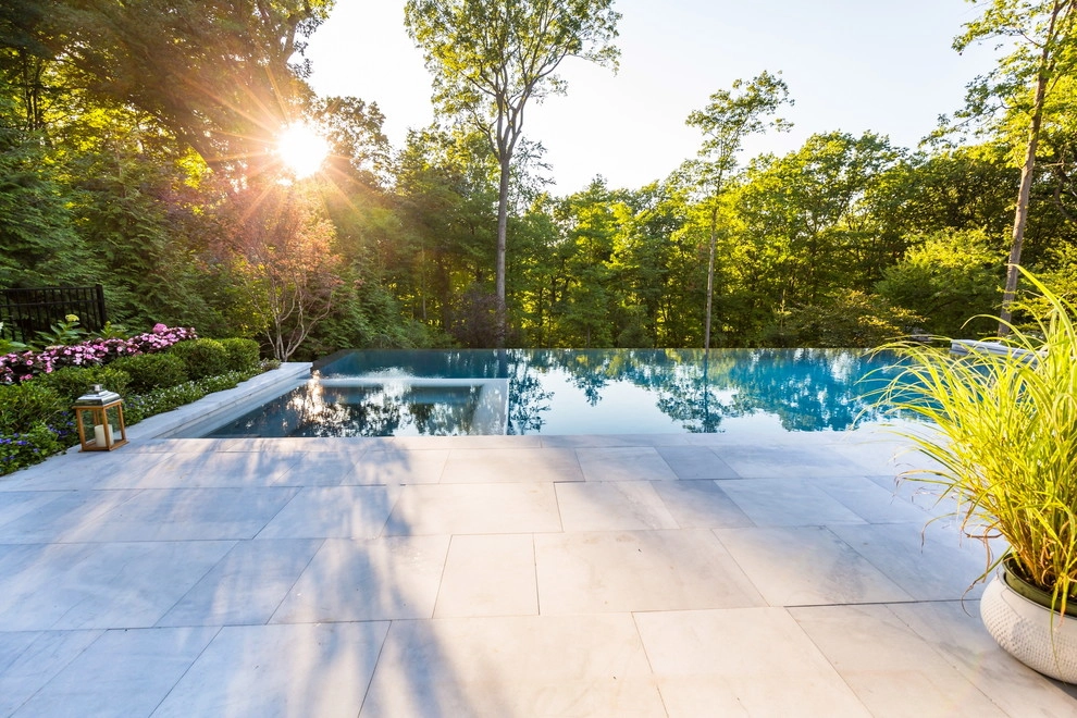 Vanishing edge swimming pool by Thomas Flint Landscape Design & Development - Photo 4