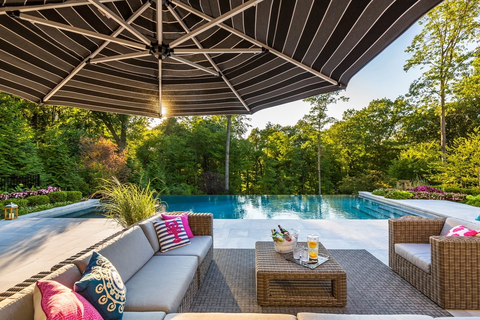 Vanishing edge swimming pool by Thomas Flint Landscape Design & Development - Photo 6