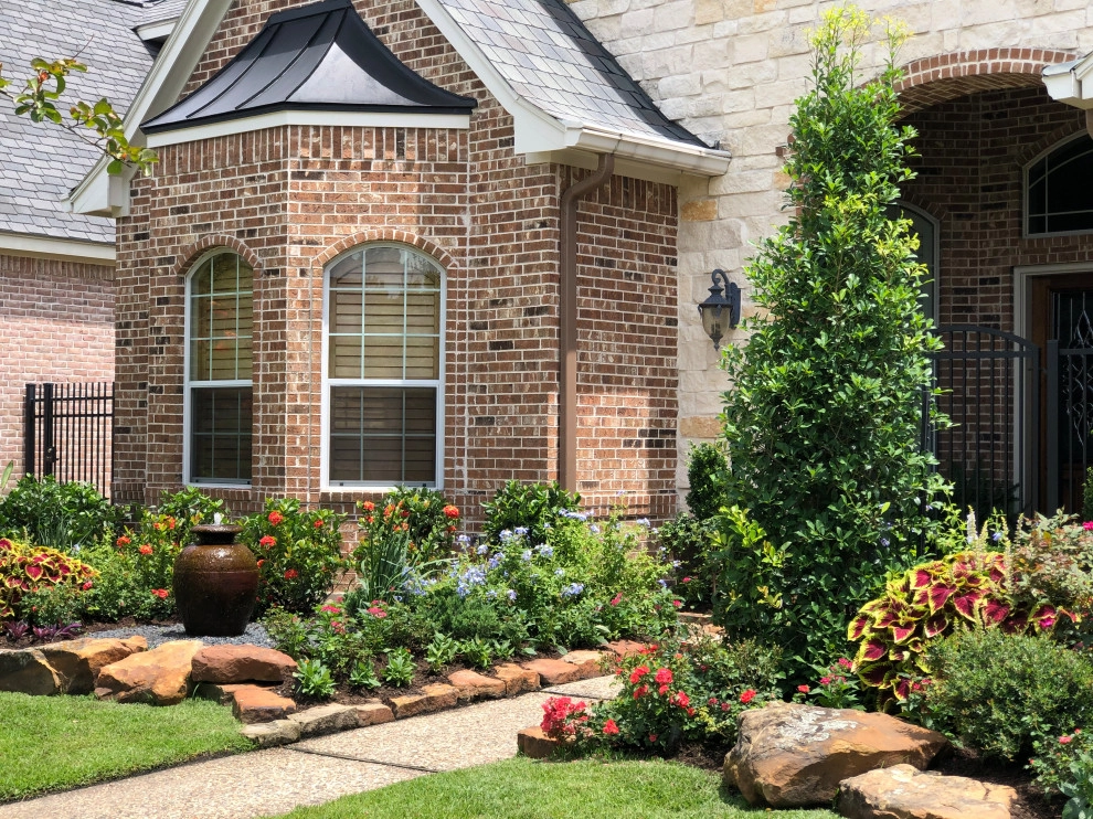 Curb Appeal - Before & After by Thompson's Landscaping - Photo 4