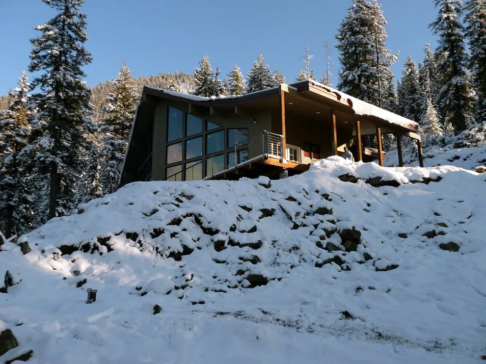 Summit Sanctuary: Off-Grid Mountain Retreat by SC Design - Photo 14
