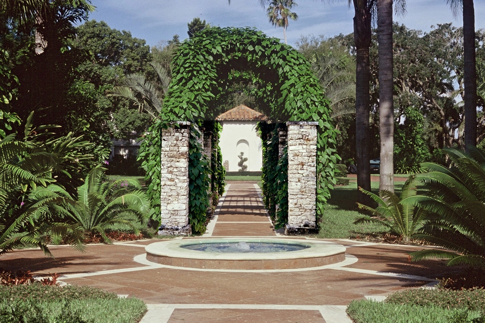 Formal Finesse by Bell Landscape Architecture Inc. - Photo 2