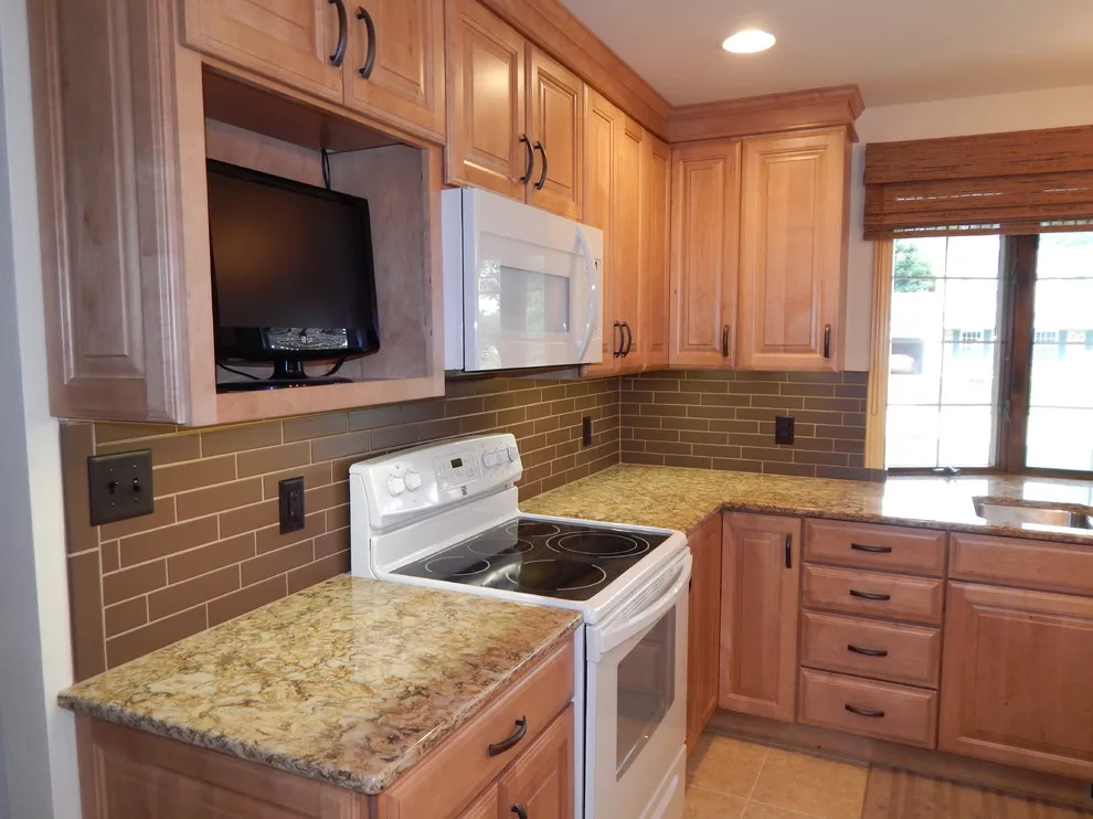 Maple Classic Kitchen by Mosquito Creek Home Renovations - Photo 2