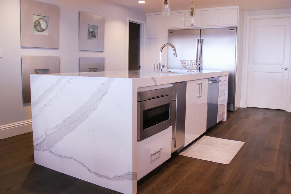 Contemporary Kitchen Revamp in White Acrylic by Kitchen Solvers Of The Gulf Coast - Photo 2