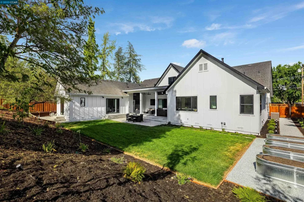 Outdoor Makeovers by REI Signature Homes Inc. - Photo 8