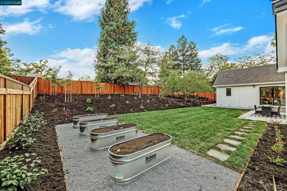 Outdoor Makeovers by REI Signature Homes Inc. - Photo 5
