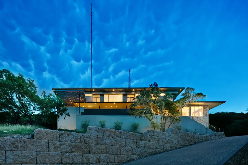Modern Tailored Residence Austin by Camelot Custom Homes Inc. - Photo 14