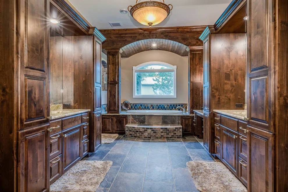 Bespoke Luxury Residence by Infinity Homes Inc. - Photo 2