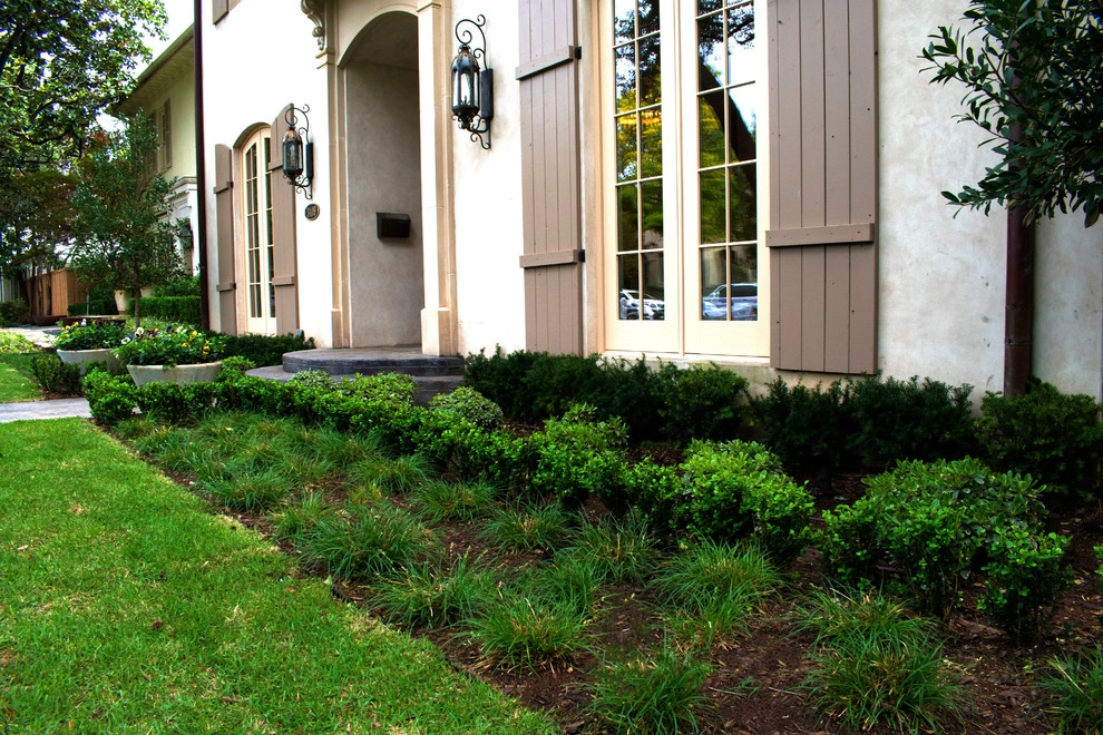 TRADITIONAL FRONT & BACK YARD by Blount Designs - Photo 3