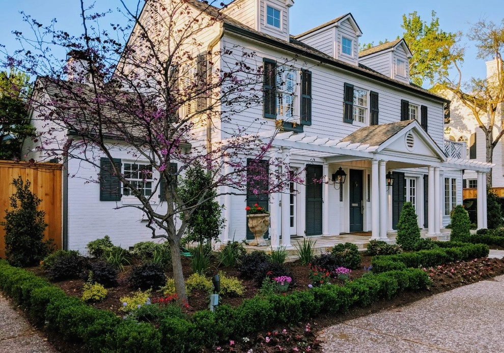 TRADITIONAL FRONT YARD LANDSCAPE by Blount Designs - Photo 3