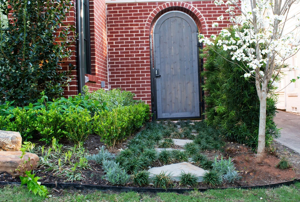 TRADITIONAL/TRANSITIONAL FRONT YARD by Blount Designs - Photo 9