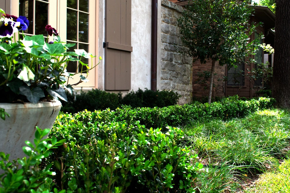 TRADITIONAL FRONT & BACK YARD by Blount Designs - Photo 2