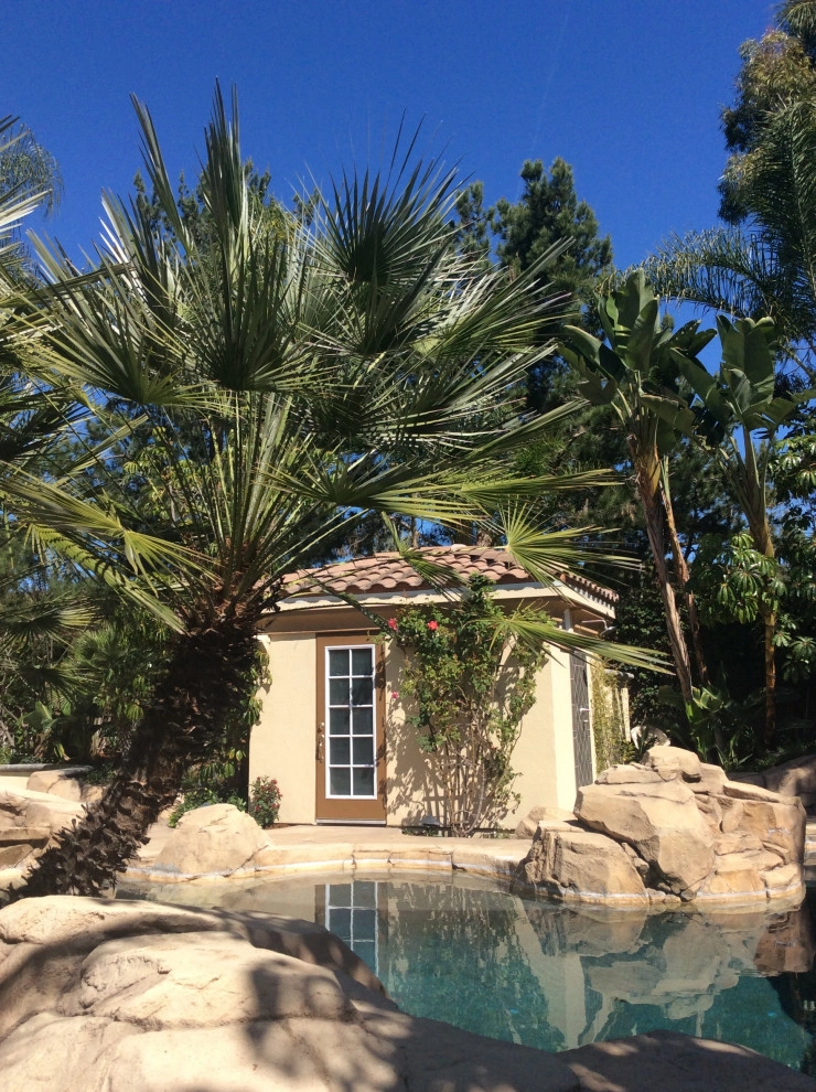 Poolside garden by Alford's English Gardens Inc - Photo 5