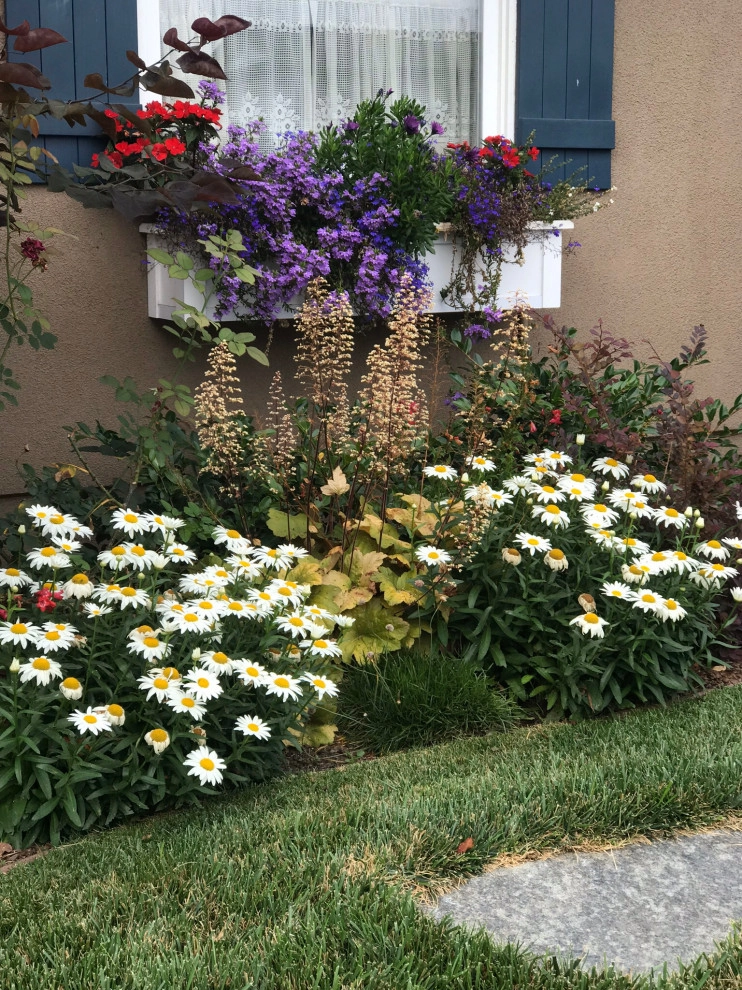 Cottage garden by Alford's English Gardens Inc - Photo 5