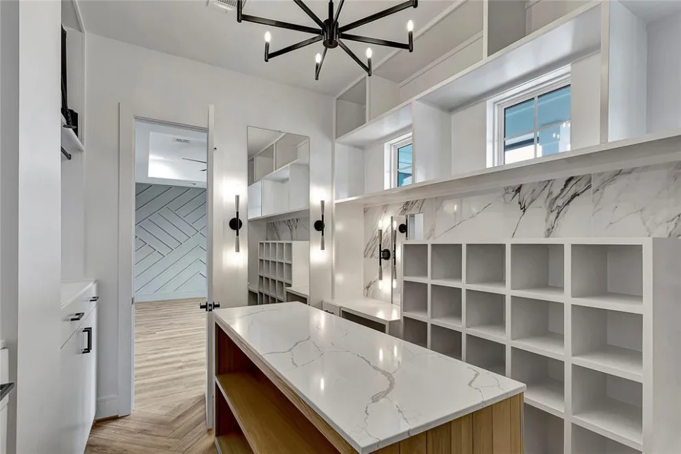 Tailored Wardrobe - The Heights - Houston, TX by Analog HTX - Photo 4
