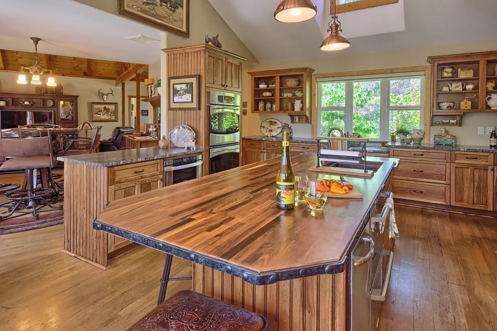 HIGHLANDS RETREAT by Custom Design Construction & Interiors Inc. - Photo 4