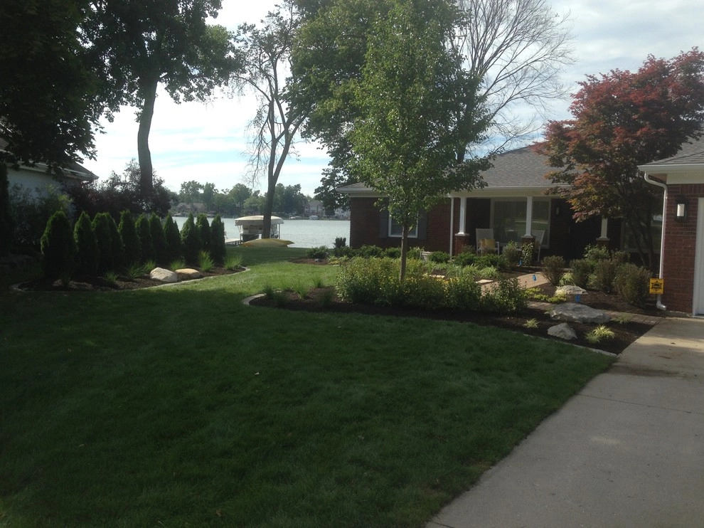 Contemporary Lakeside Entertaining by Barkman Landscaping INC - Photo 12