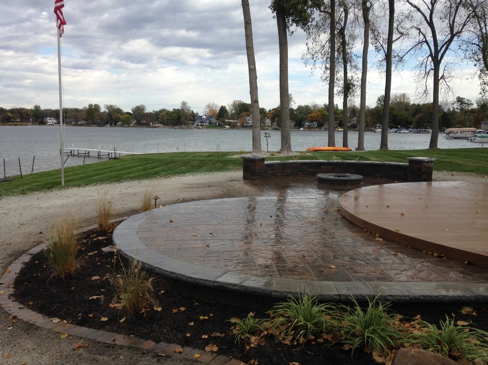 Contemporary Lakeside Entertaining by Barkman Landscaping INC - Photo 2
