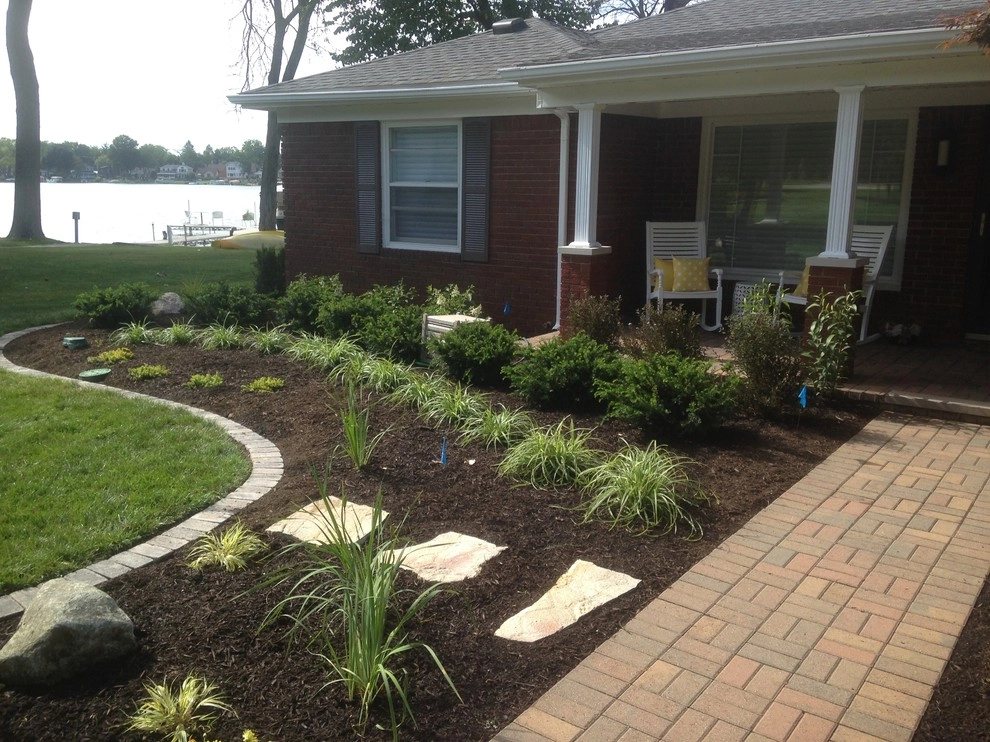 Contemporary Lakeside Entertaining by Barkman Landscaping INC - Photo 15