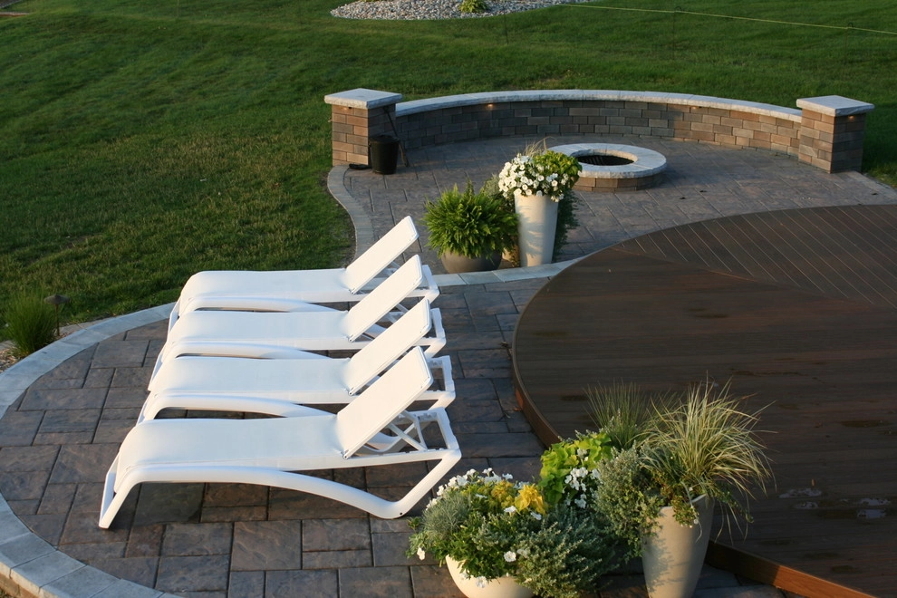 Contemporary Lakeside Entertaining by Barkman Landscaping INC - Photo 9