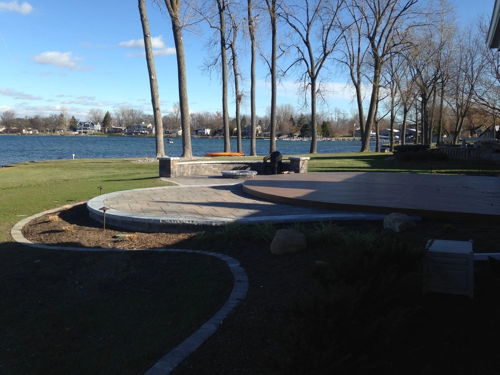 Contemporary Lakeside Entertaining by Barkman Landscaping INC - Photo 4