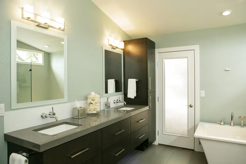 Sleek and Contemporary Main Bathroom by Renovative Resource - Photo 5