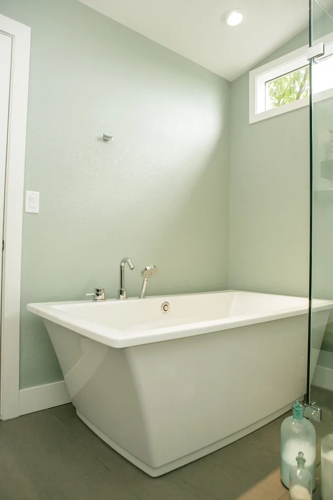Sleek and Contemporary Main Bathroom by Renovative Resource - Photo 7
