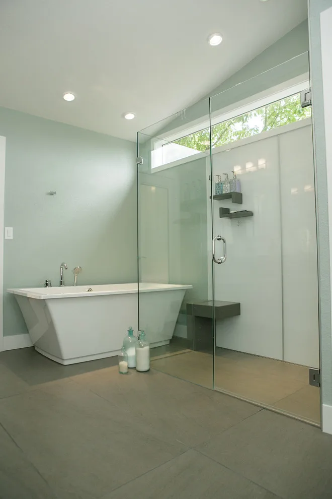 Sleek and Contemporary Main Bathroom by Renovative Resource - Photo 4