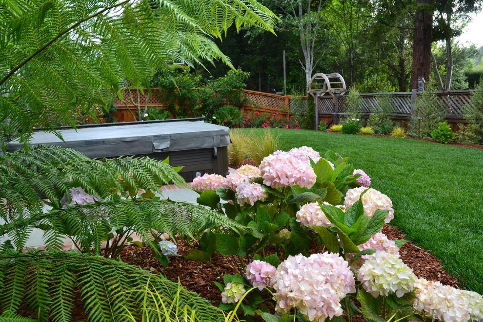 Traditional Tiburon Garden by Bon Terra Landscapes Inc. - Photo 5
