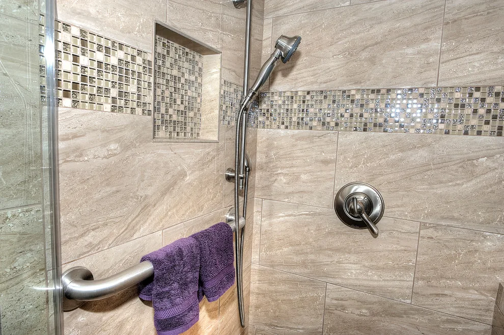 Modern Bathroom by Home Renew - Photo 2