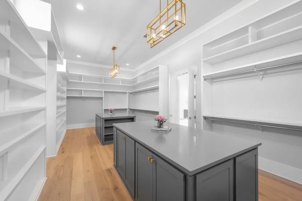 Beautiful Tailored Residence by Oasis Spaces - Photo 17