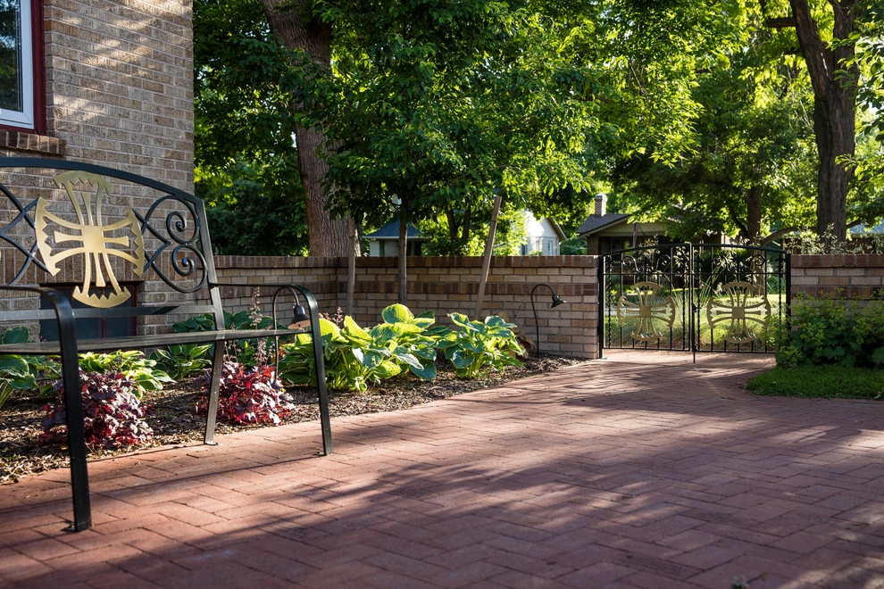 Traditional Commemorative Courtyard by C&H Landscaping - Photo 4