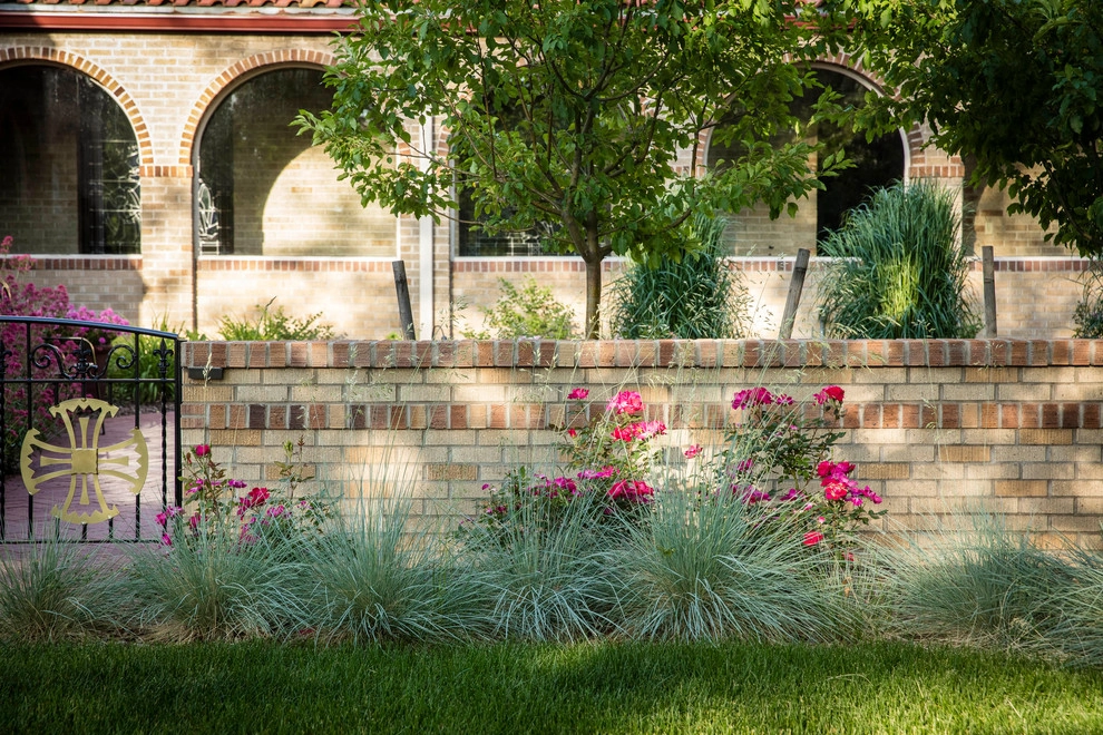 Traditional Commemorative Courtyard by C&H Landscaping - Photo 3