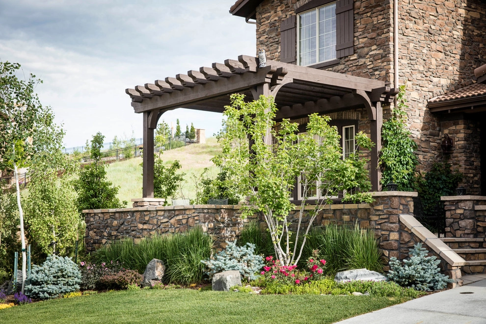 Traditional Solterra Courtyard with a View by C&H Landscaping - Photo 6