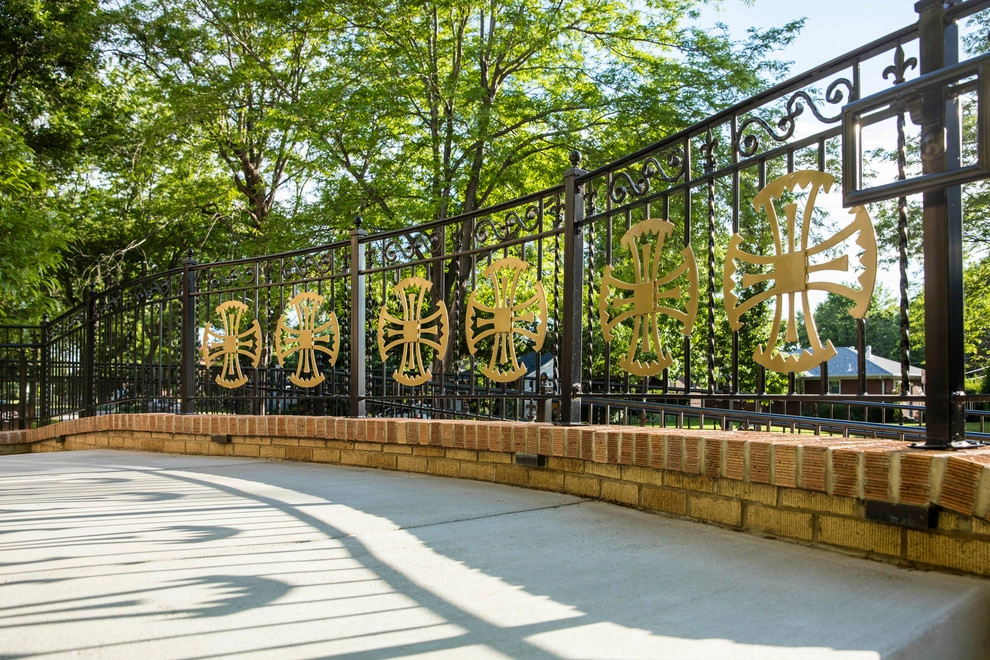 Traditional Commemorative Courtyard by C&H Landscaping - Photo 2